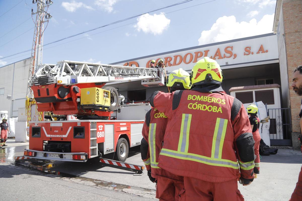 A.J.González Córdoba Incendio nave de reciclaje Cordoplast en las Quemadas Bomberos