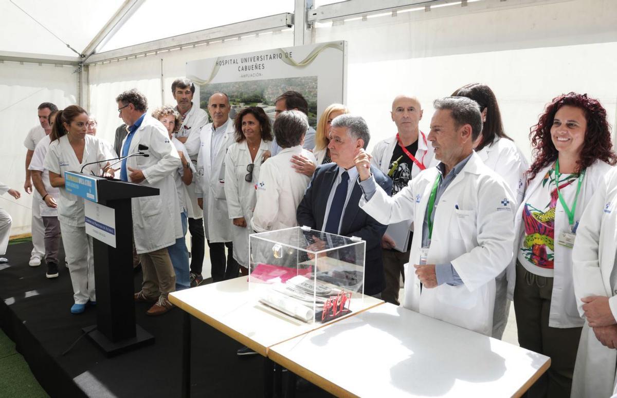 A la derecha, el recién jubilado Joaquín Morís, junto al gerente Manuel Bayona y la enfermera Arancha Crespo, rodeados de sanitarios de Cabueñes, este martes, en la inauguración del inicio de las obras de ampliación. | Juan Plaza