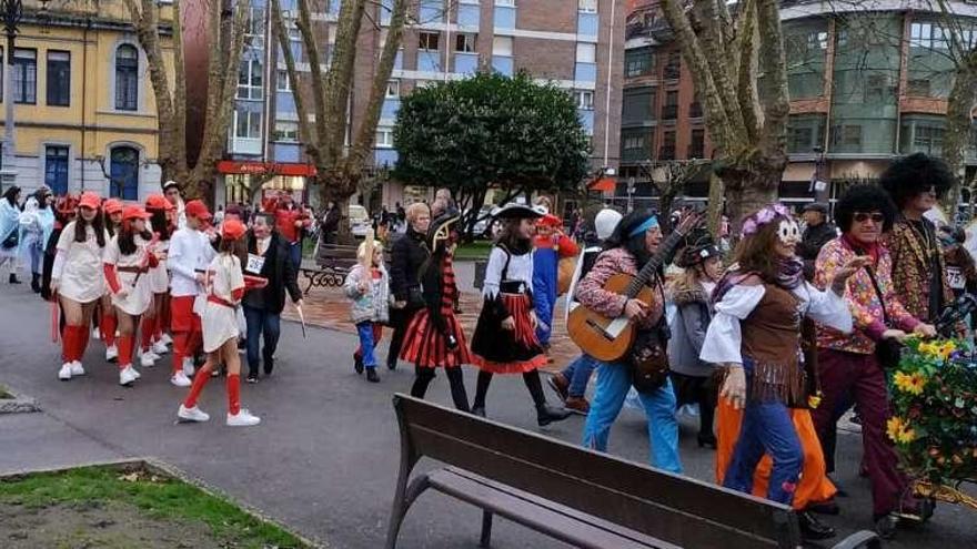 Asistentes al desfile de La Felguera, celebrado en el parque Dolores F. Duro.