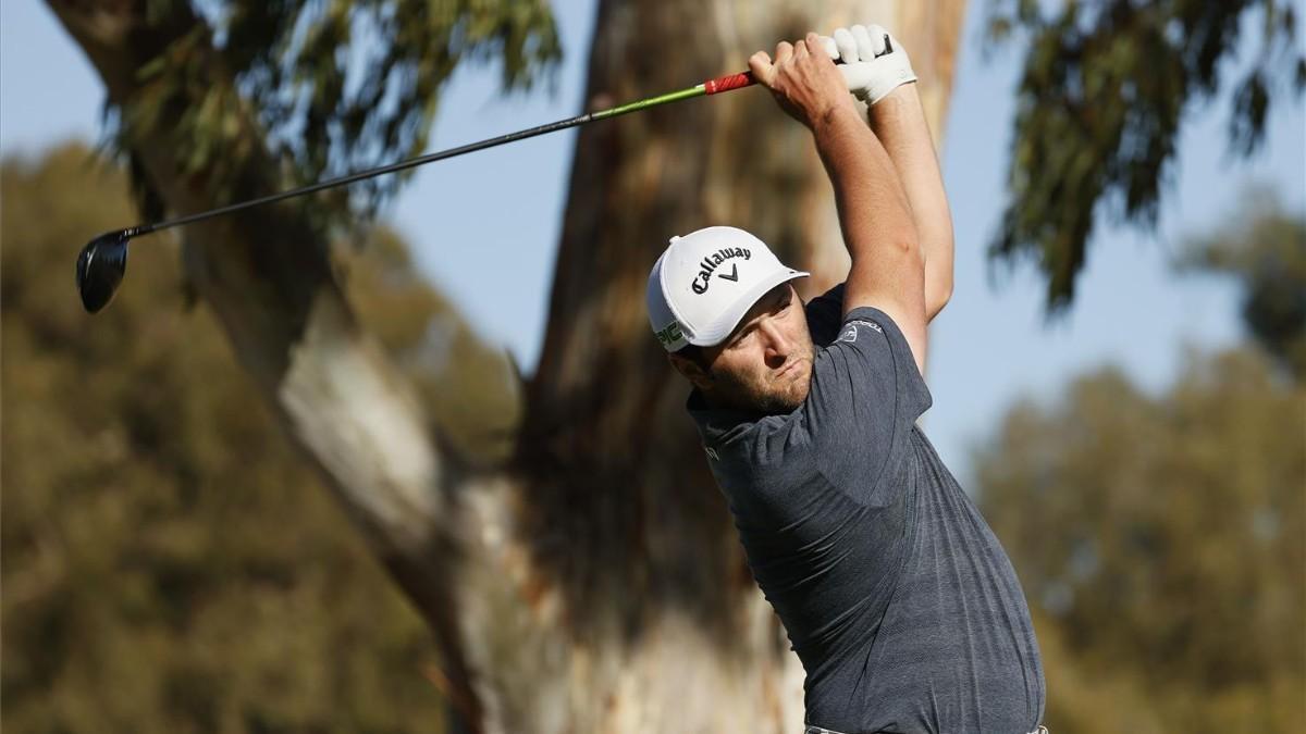 Jon Rahm, tras un golpeo