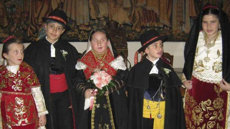 Los novios y los padrinos posan en el Ayuntamiento de Toro después de su unión.