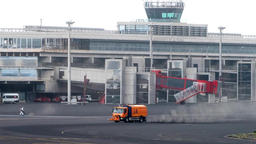 Cancelados los vuelos de La Palma a la Península por la lluvia de ceniza