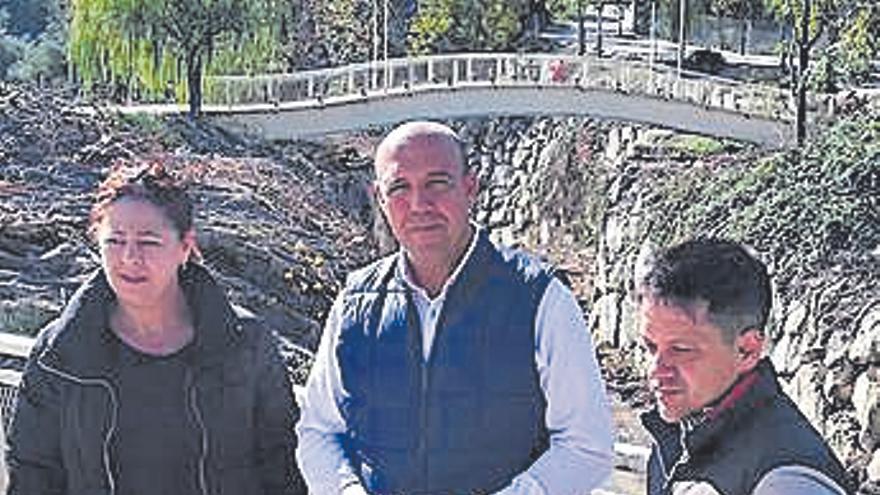 El Ayuntamiento de Rute acomete con fondos propios la limpieza del río Anzur