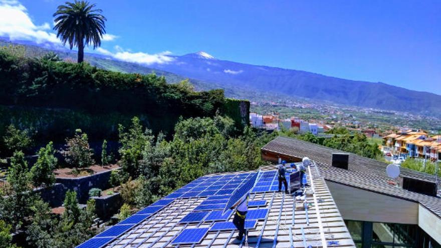 Instalación de placas fotovoltaicas en la cubierta de un edificio en Tenerife.