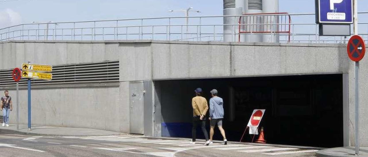 Acceso al parking robotizado, en A Laxe, al lado de la Estación Marítima de ría. // Alba Villar