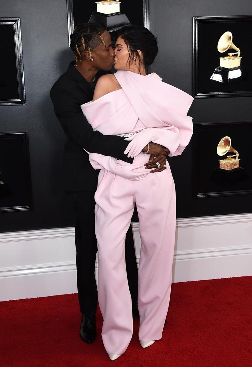 Besazo de Kylie Jenner y Travis Scott en los Grammy