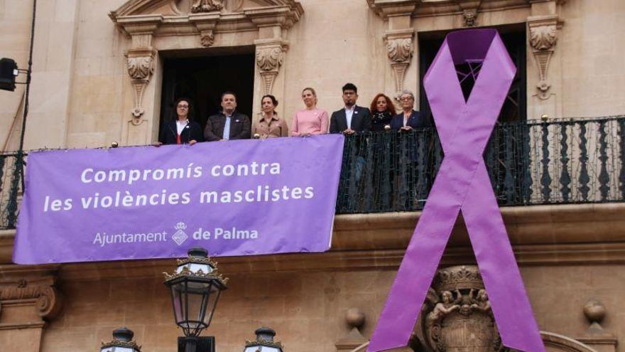 Cort luce el lazo morado contra la violencia machista