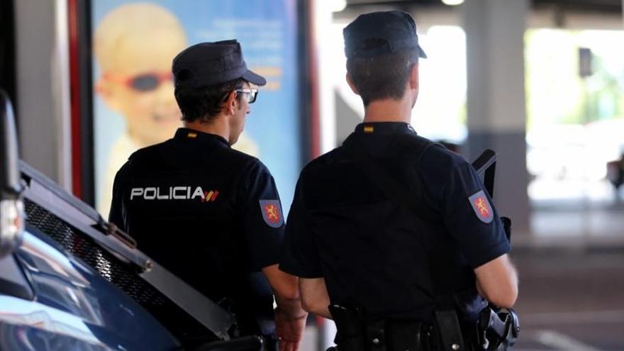 Dos agents de la Policia Nacional