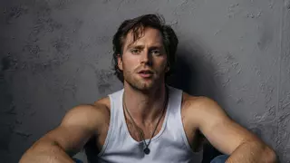 El actor Calahan Skogman debuta como novelista con 'Blue Graffiti': "La nostalgia colorea gran parte de mi vida"