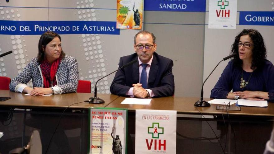 Por la izquierda, Belén González-Villamil, Antonio Molejón y Loly Fernández, en la rueda de prensa.