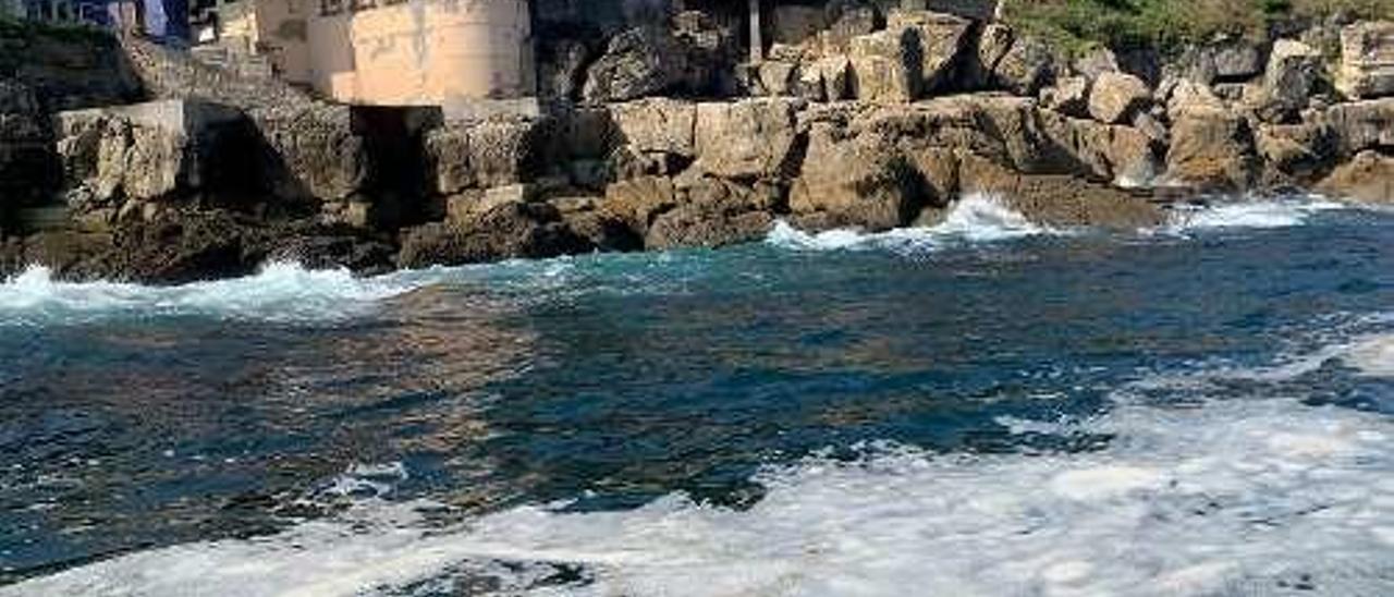 Espumas aparecidas las últimas semanas en la bahía de San Lorenzo.