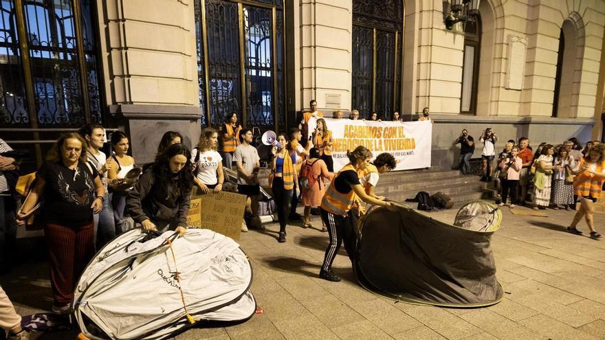 Zaragoza se suma a Sol y decenas de jóvenes inician una acampada por la vivienda: "No nos vamos, nos quedamos"
