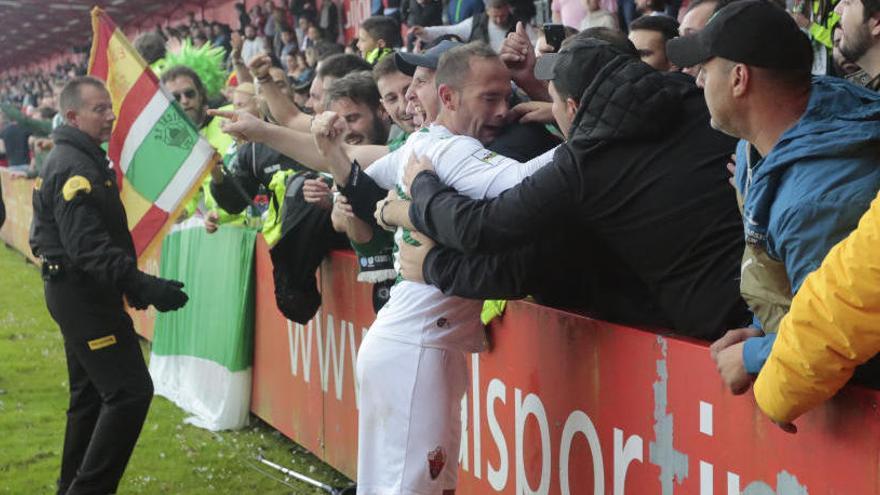 Nino, delantero franjiverde, celebra el gol con la afición que viajó a Gijón