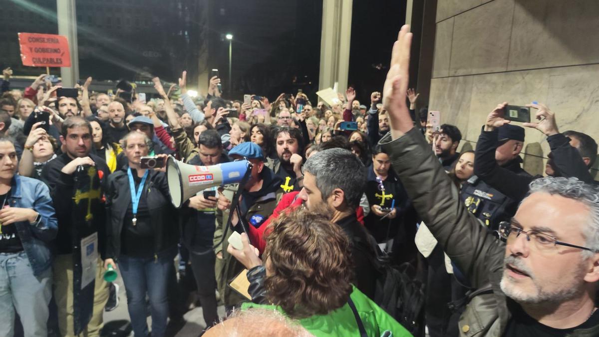 Profesores concentrados frente al edificio de las consejerías reciben las noticias de la negociación, en la noche de ayer. | FERNANDO RODRÍGUEZ