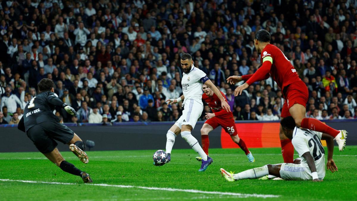 El Real Madrid vence al Liverpool con un gol de Benzema y pasa a cuartos de final de la Champions League.