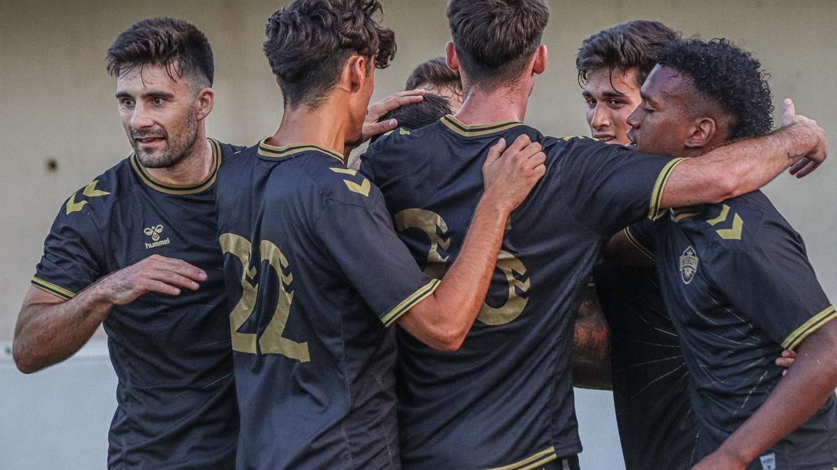 Los jugadores del Intercity celebran el gol de Pol Roigé