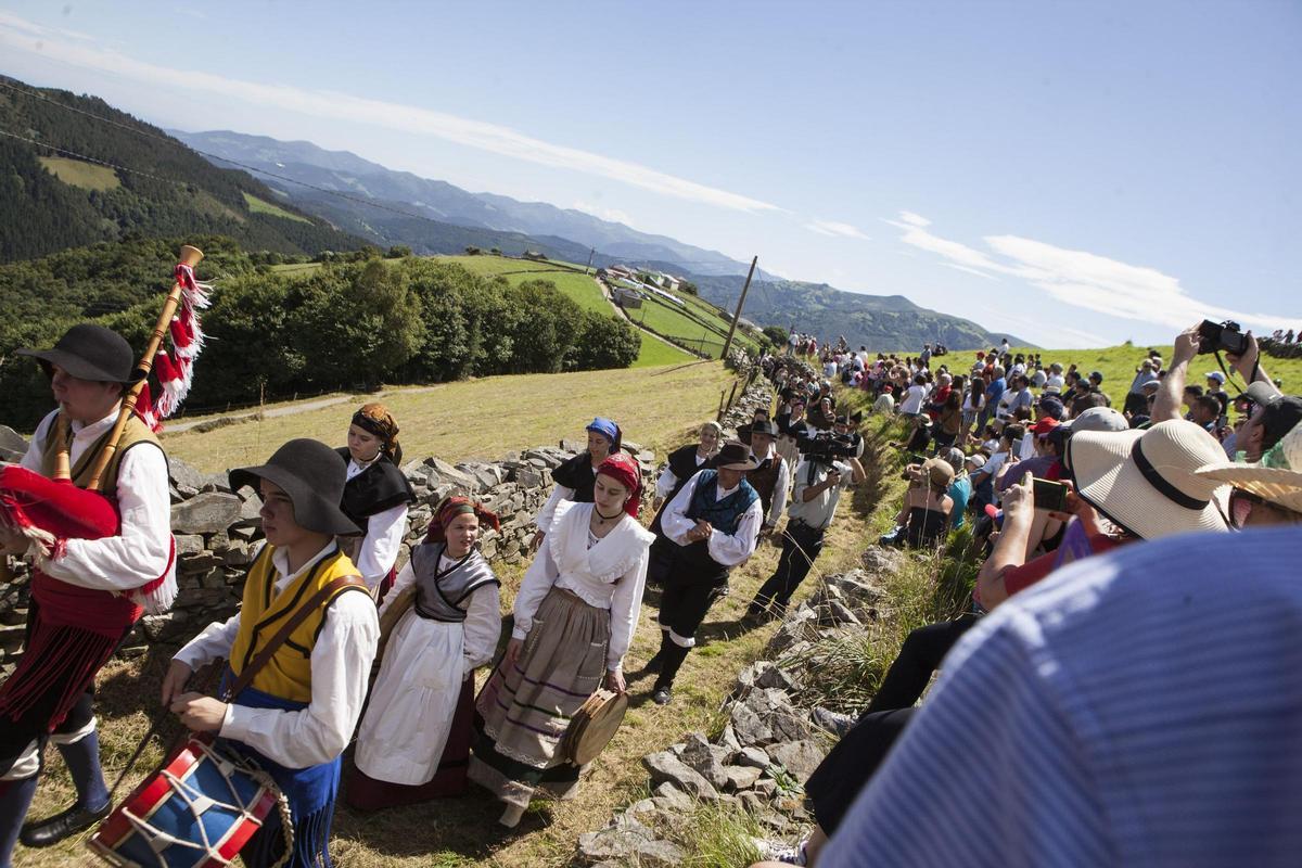 En imágenes: Así es la boda vaqueira que cada último domingo de julio llena la braña de Aristébano