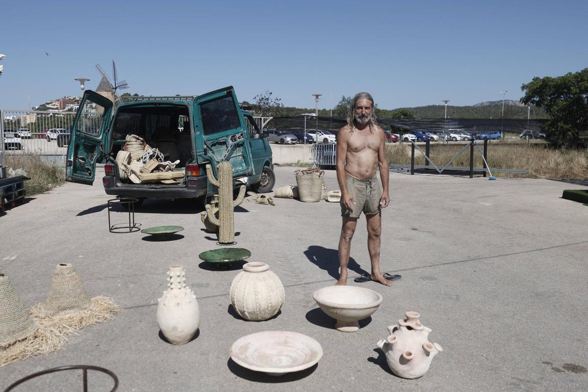 Mario vende cerámicas y artículos hechos con esparto y palma
