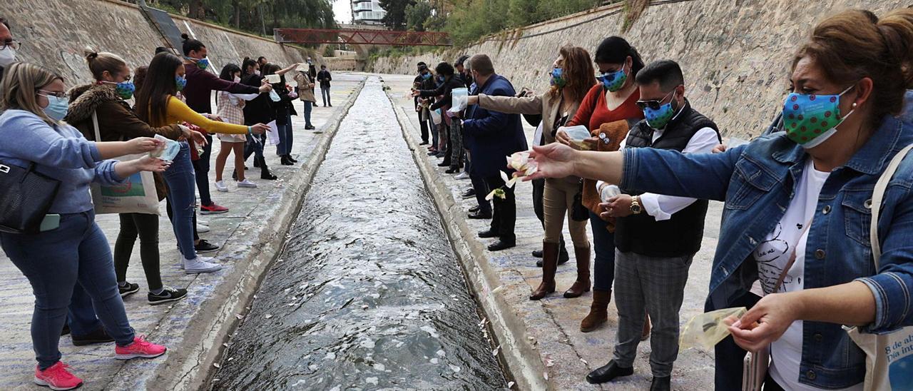 La ceremonia de lanzamiento de pétalos que tuvo lugar ayer en el cauce del río Vinalopó, rito que simboliza la adaptabilidad del pueblo gitano desde sus orígenes.