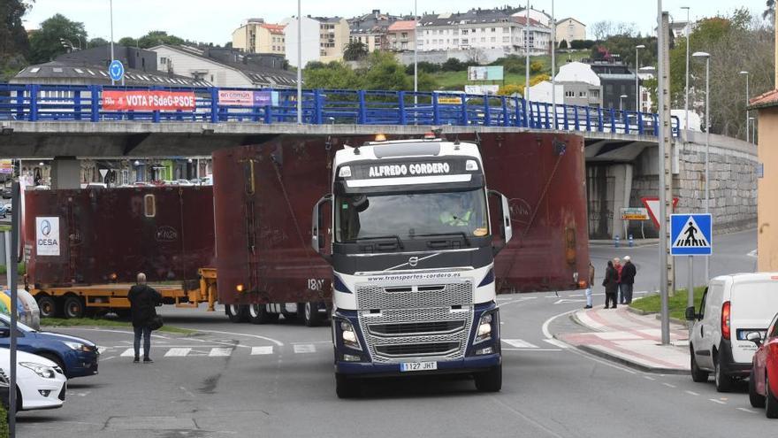 La refinería recibe dos piezas para la parada