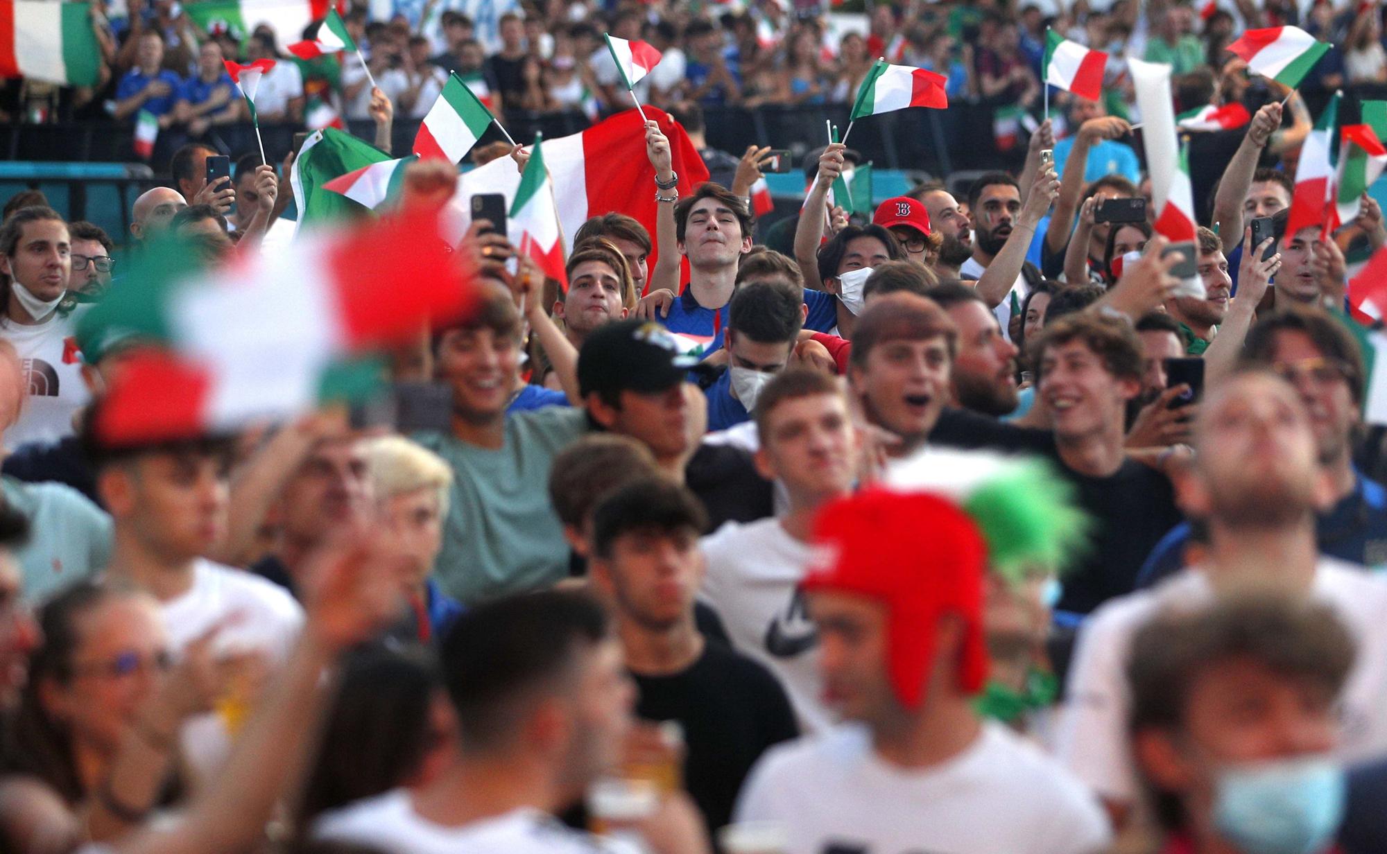 Las aficiones animan el España- Italia