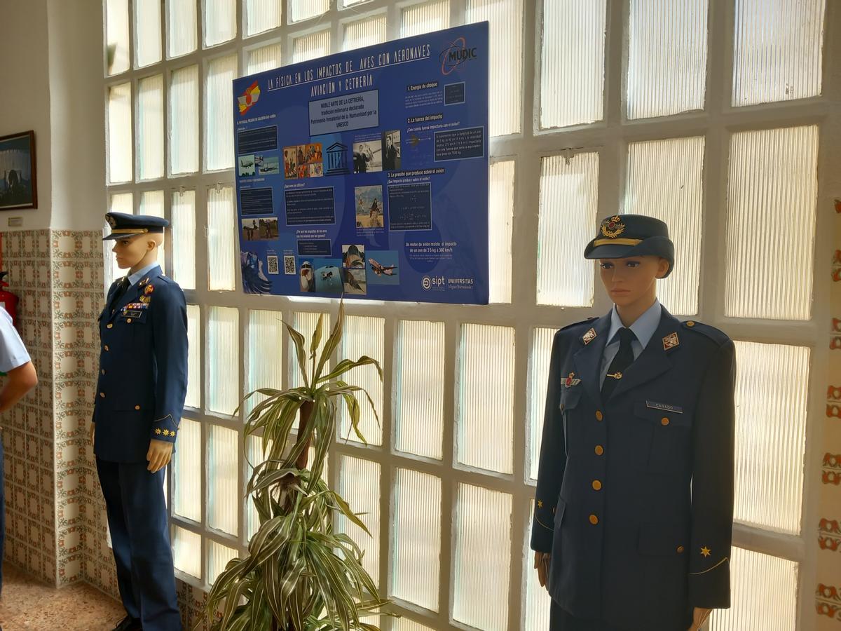 El cartel inaugurado en la exposición de la Subdelegación de Defensa.