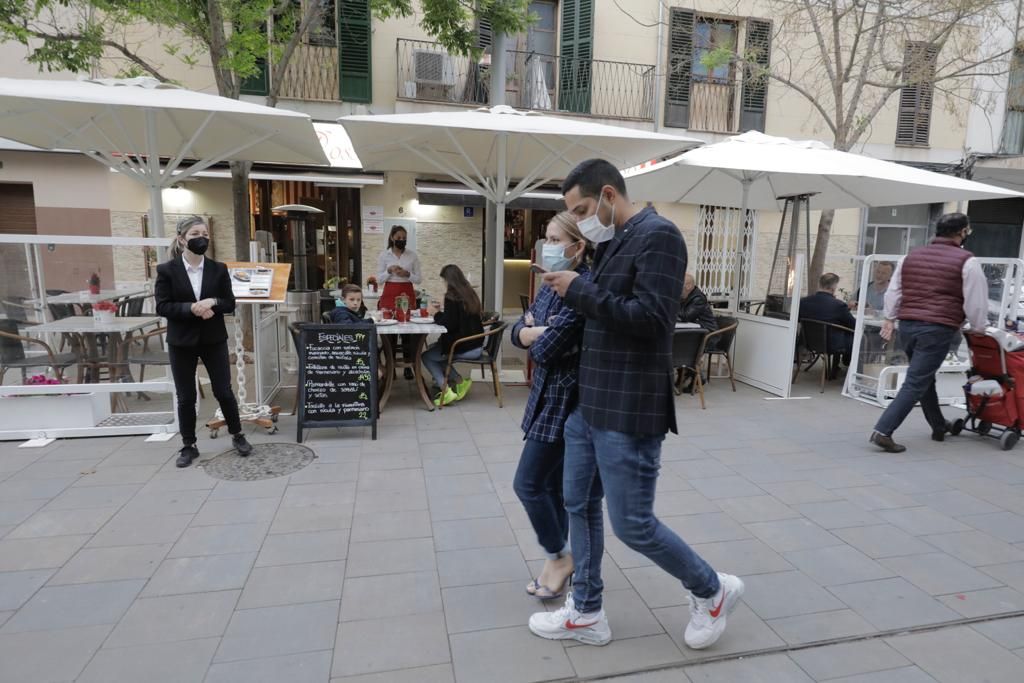 Terrazas llenas en la reapertura nocturna de los restaurantes