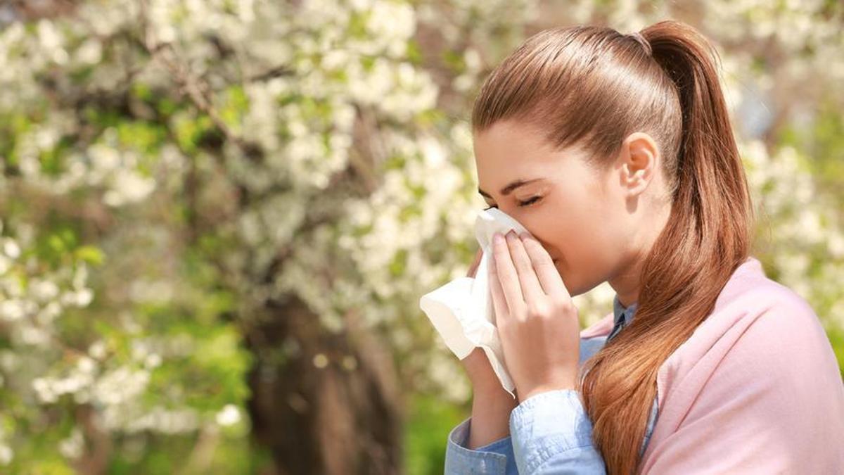 Una joven con síntomas de alergia al polen.