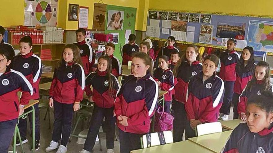 Alumnos del San Miguel, en uno de los minutos de silencio guardados en el centro.