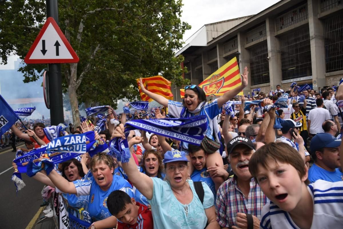 Espectacular recibimiento al Real Zaragoza en el partido contra el Numancia