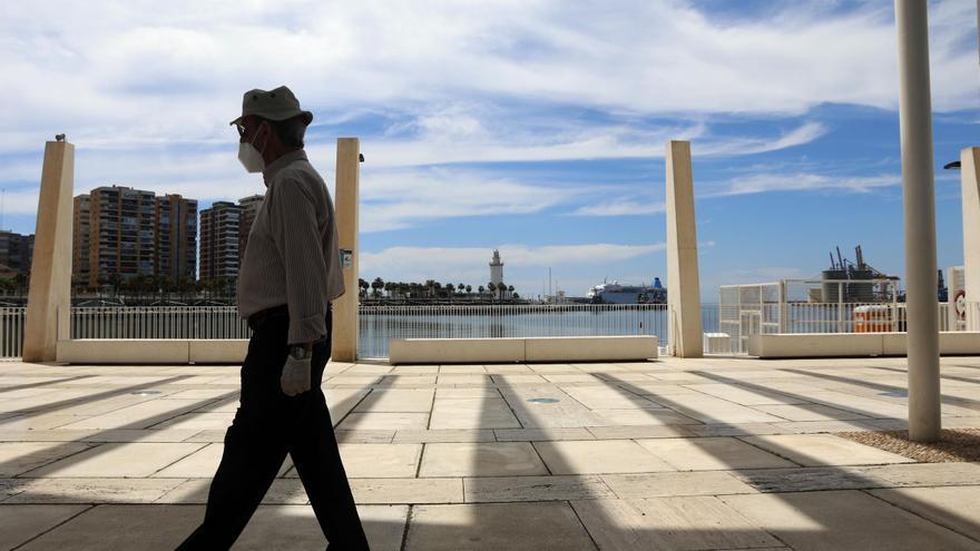 Un hombre pasea por el Muelle 1