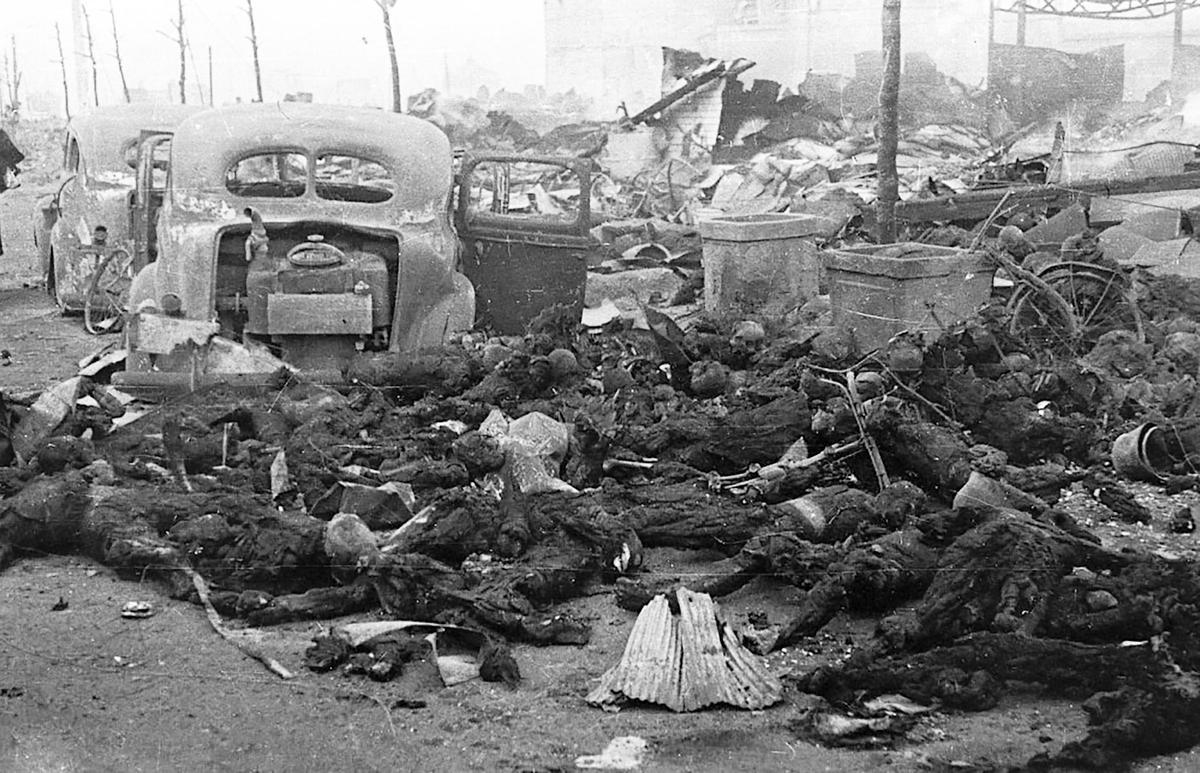 Víctimas de los bombardeos incendiarios con napalm contra Tokio en 1945.
