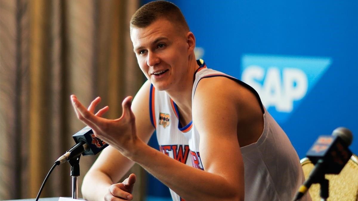 Porzingis, en una rueda de prensa con la camiseta de los Knicks.