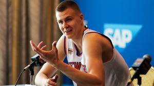 Porzingis, en una rueda de prensa con la camiseta de los Knicks.