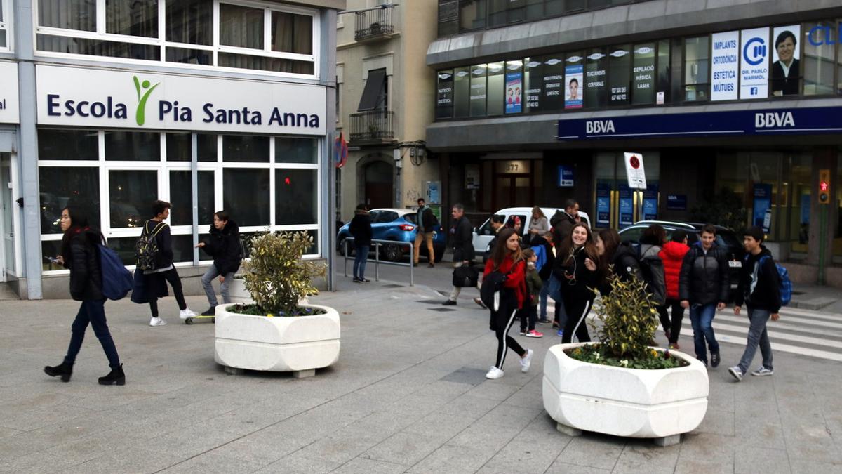 Jardineras de grandes dimensiones en el acceso a pie en La Ramba y la Plaça de Santa Anna de Mataró.