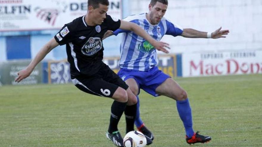 Un momento del encuentro disputado ayer en el campo de A Lomba. // José Lores