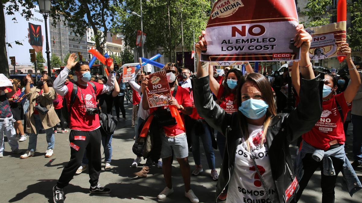 Los trabajadores de H&amp;M protestan frente a sus tiendas contra su ere de 1.066 despidos