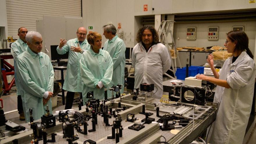 El comisionado del Perte Chip, Jaime Martorell (izquierda), junto a Elena Máñez en el Instituto de Astrofísica, en enero. | | E.D.