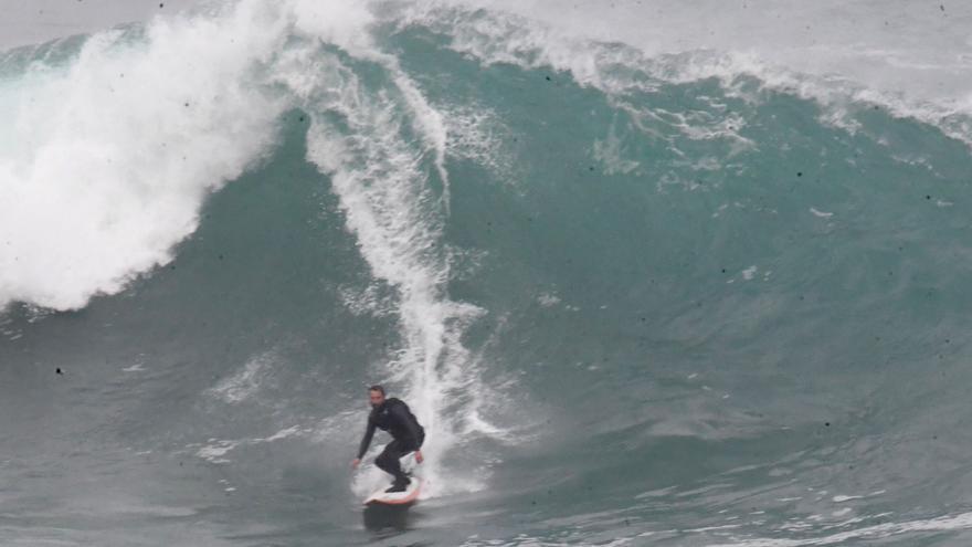 Coruña Big Waves 2022 | Primera toma de contacto de los surfistas con las olas