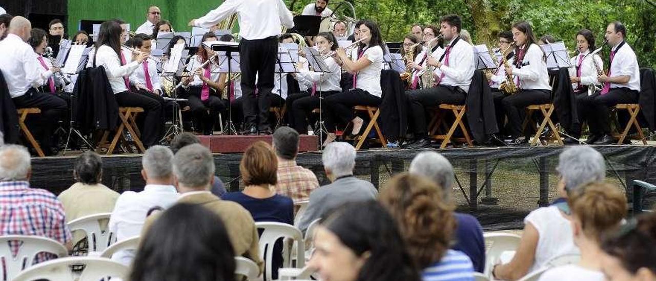 Una de las actuaciones del festival de bandas del año pasado en las Ínsuas de Gres. // Bernabé/Javier Lalín