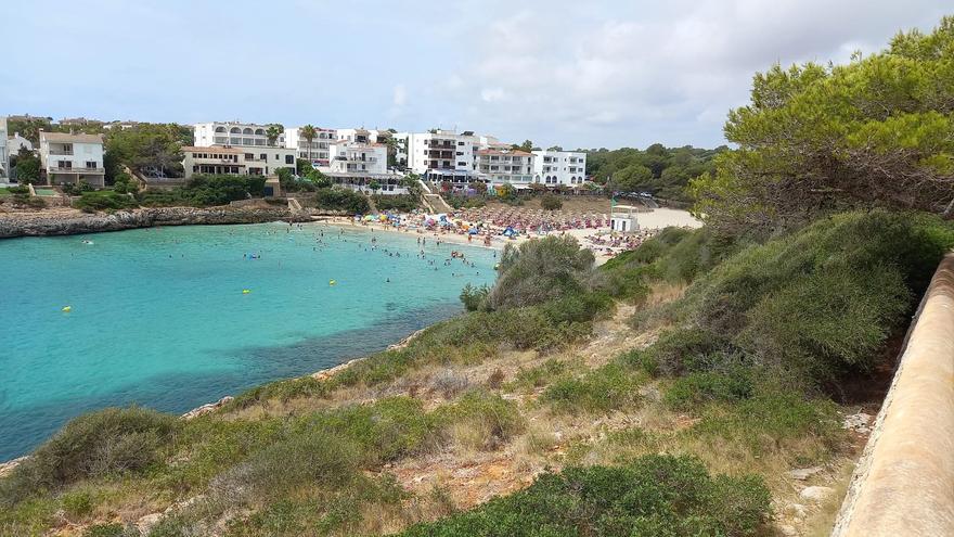 Detienen a un hombre en Cala Marçal por agredir a un policía y causar molestias en un chiringuito