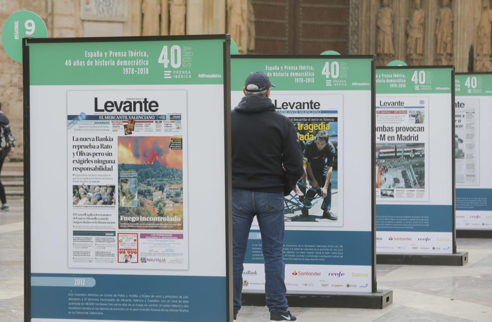 La exposición atrae las miradas de los curiosos.