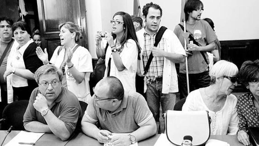 Un grupo de trabajadores, durante la ocupación de la sede del Instituto Catalán de la Salud (ICS).