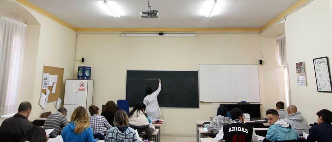 Lorena Crespo, profesora de Lengua, imparte clase de Secundaria, en el Fontán.