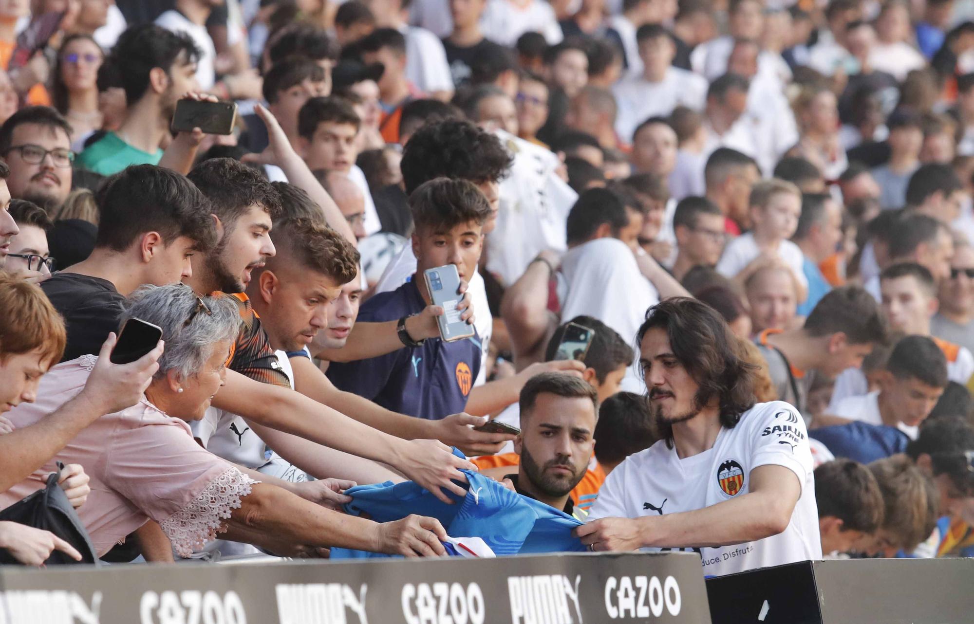 'Cavanimanía': Locura de la afición para dar la bienvenida a los fichajes del Valencia