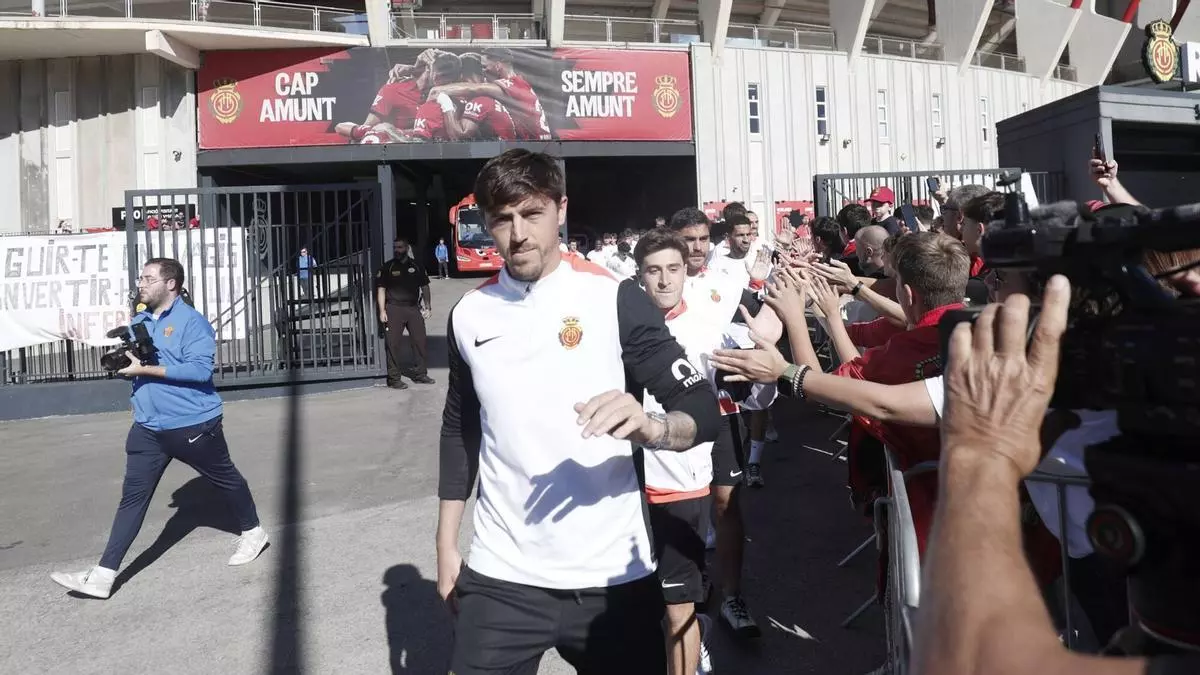 Unos 200 aficionados despiden al Mallorca antes de viajar a Valencia: "Sí, se puede”