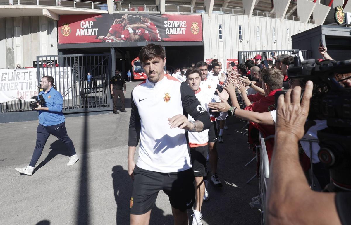 Los aficionados del Mallorca despiden con cánticos al equipo en su salida hacia Valencia
