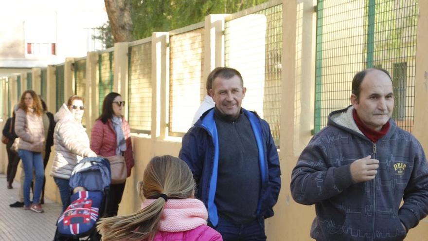 Una niña con abrigo, bufanda y guantes al salir del colegio