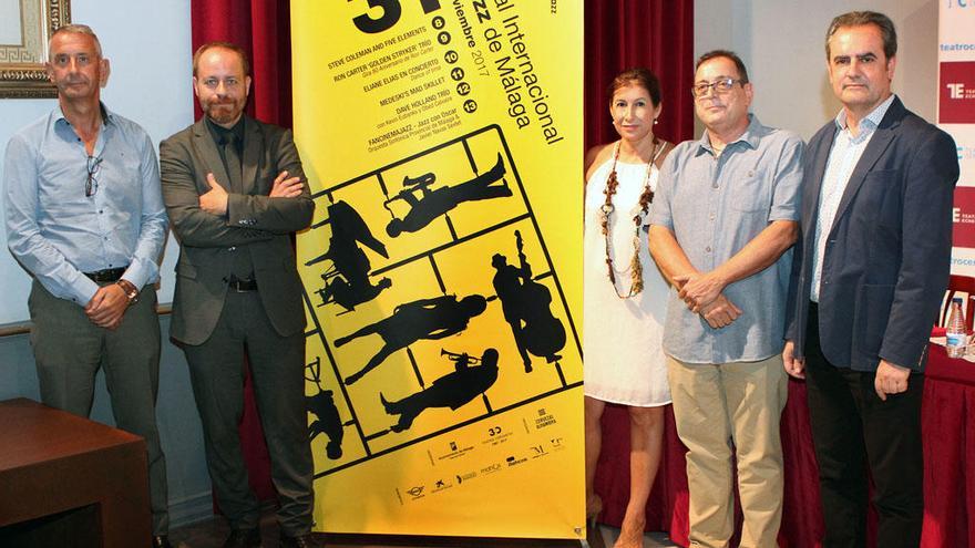 Francisco Moro, presidente por Málaga de AEHCOS; Juan Carlos Barroso Ruiz, gestor territorial de la Caixa;  Gemma del Corral, Jesús Sánchez, presidente de MAHOS, y Juan Antonio Vigar, junto al cartel.