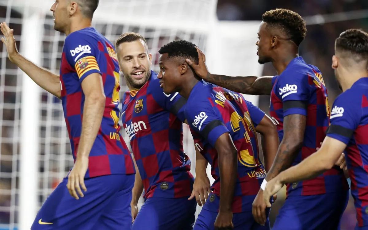 Un joven Ansu Fati 'bailo' al Valencia CF